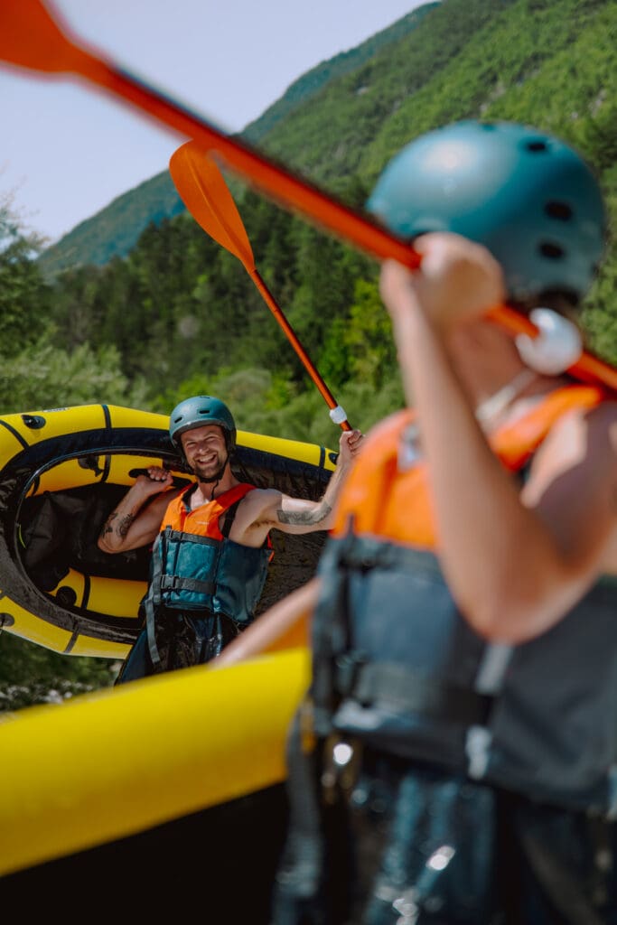 personnes portant des packraft